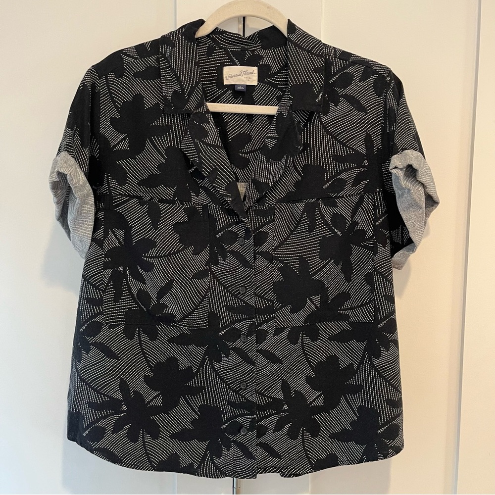 Universal Thread Black Floral Short Sleeve Button Up Shirt - Large